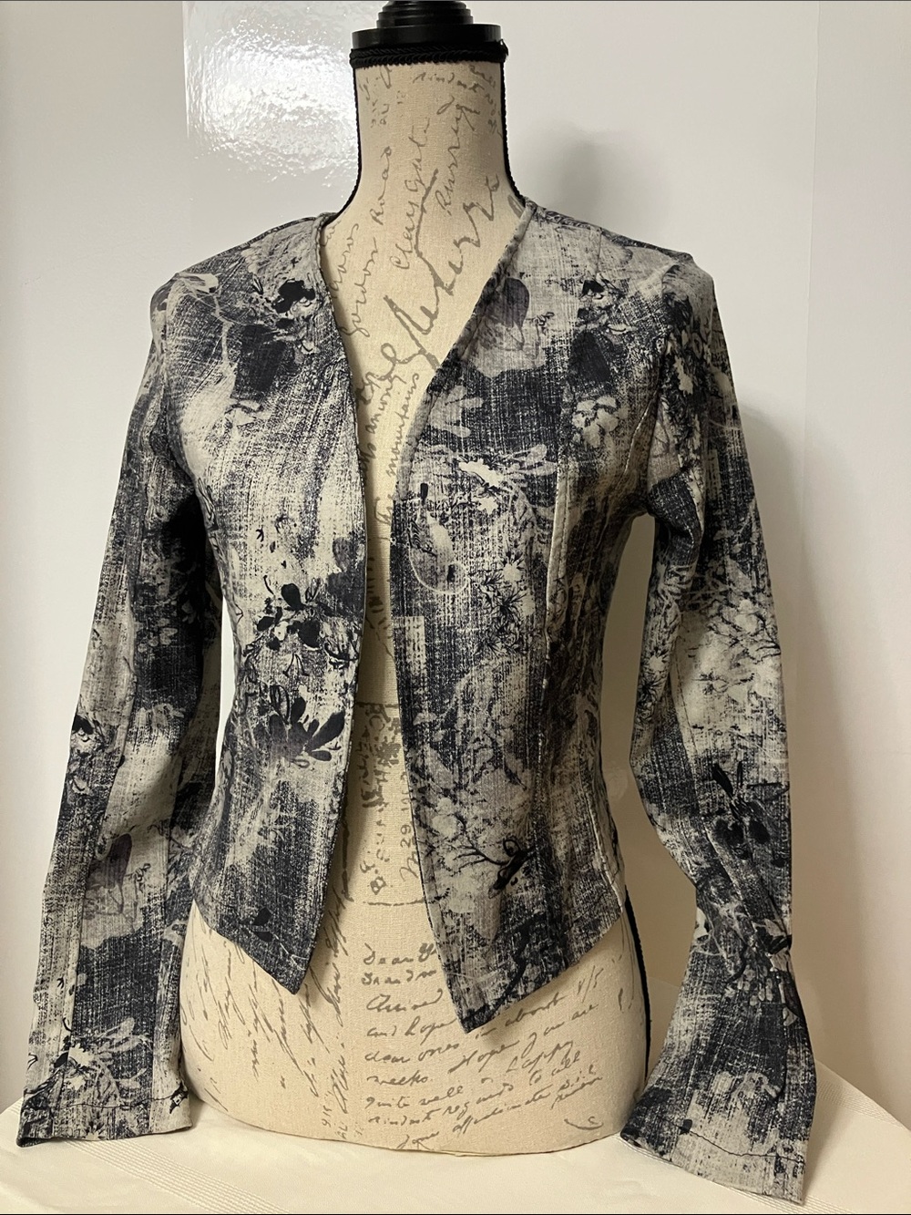Colori Open Front Cropped Blazer Sz M Florals Blue/Grey